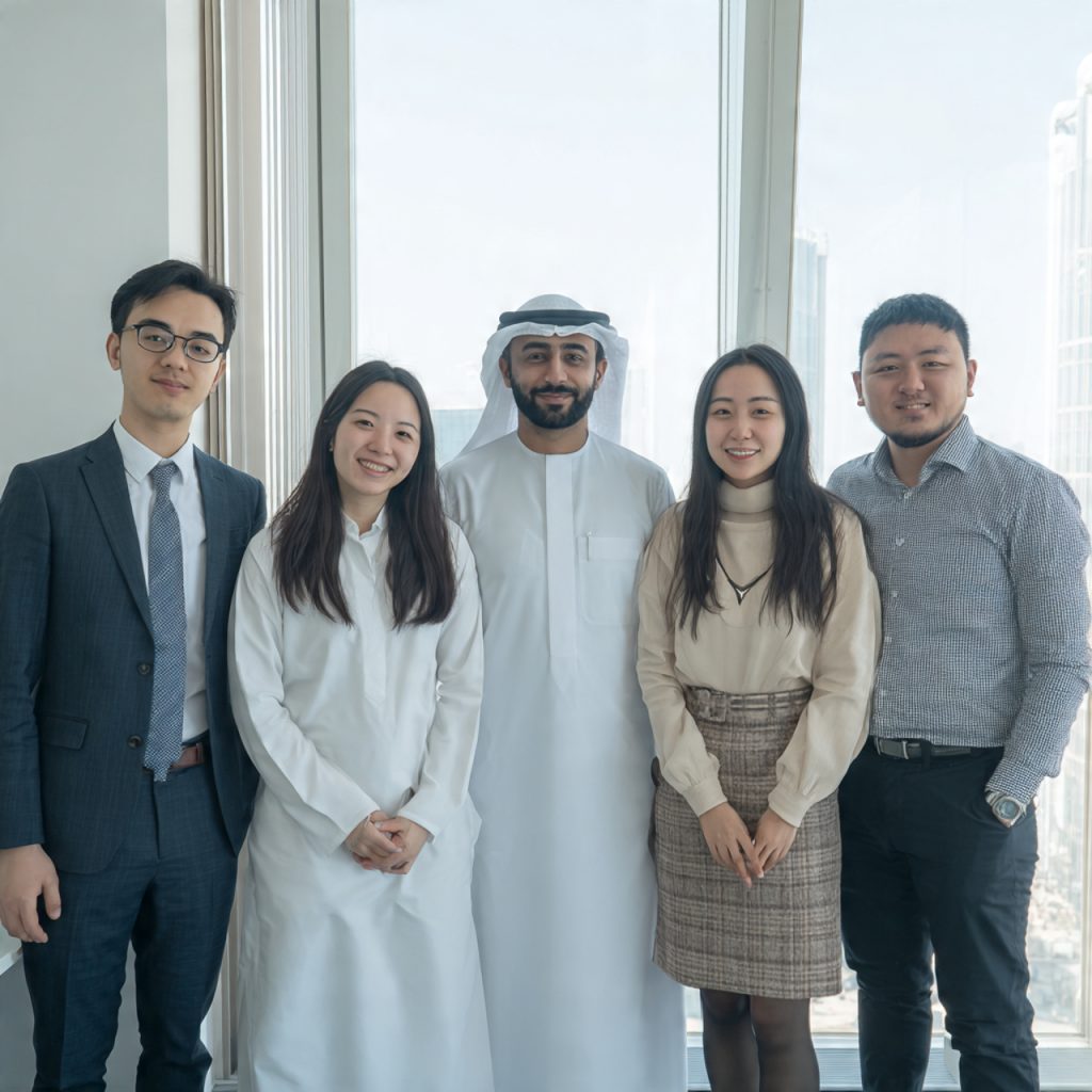 فريق عمل اودجات دبي - ينظر الي الكاميرا في فخر