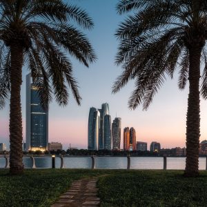 Alt Text للصورة الرئيسية: شركة سيو في أبو ظبي تقدم خدمات تحسين محركات البحث وزيادة الظهور في جوجل للشركات والعلامات التجارية.