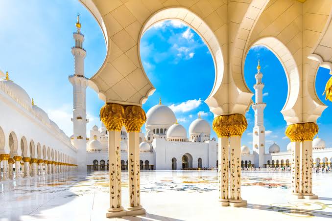 Learn how to choose a marketing agency in Abu Dhabi, compare realistic prices, identify contract red flags and ask the right questions before hiring.
